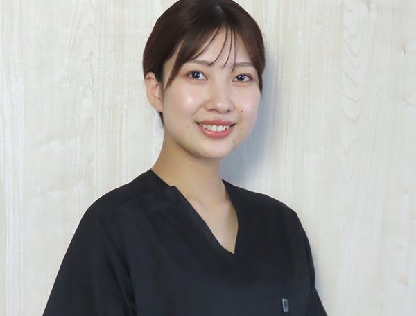 女性スタッフ写真
